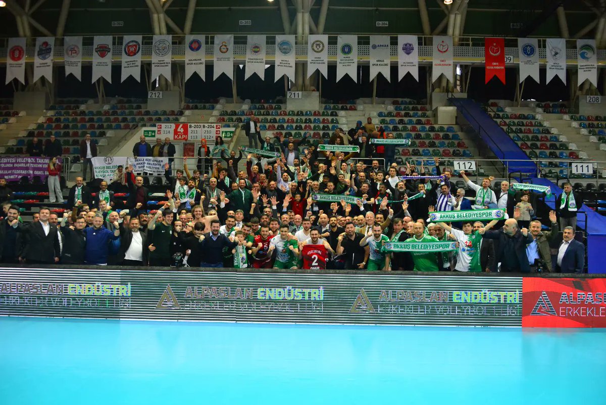 isademirci5's tweet photo. Veee...Hakettiğimiz Yerde

E F E L E R  L İ G İ N D E Y İ Z 

Erkekler Voleybol 1. Ligi Final ikinci maçında Milas Belediyespor'u 3-1 mağlup ederek Efeler Ligi'ne yükseliyoruz. Küçük Şehrimizin büyük hikayesini yazan Takımımızı canı gönülden tebrik ediyorum. 
#AkkuşBelediyespor https://t.co/psscQUgupW