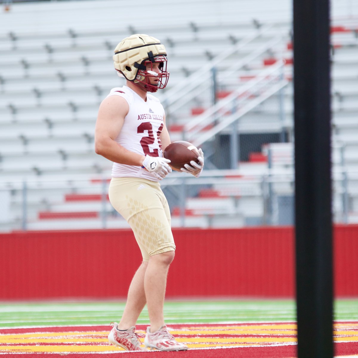 acroossuperfan's tweet photo. 'Roos🦘🏈spring practice ft. WRU🤘#austincollege #roonation @RoosFootball @ACsports https://t.co/rkwVNNsKph