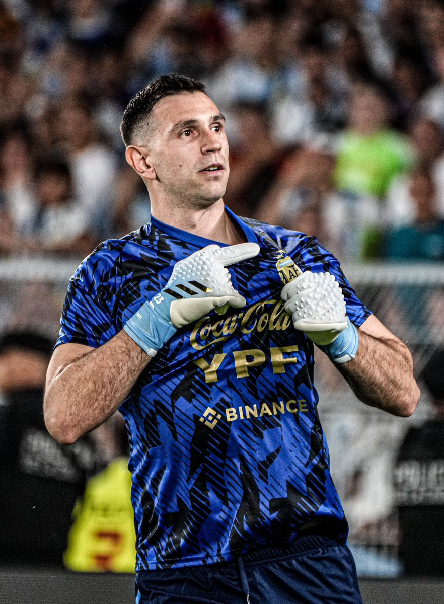 “El Monumental es el mejor estadio para jugar. Es increíble. La primera vez que fui hubo 80 mil personas gritando mi nombre. El mejor público es el argentino. Cualquier hinchada podría ser la mejor, pero creo que la de Boca está por encima”.

🗣️ Dibu Martínez, en GOAL. 🇦🇷