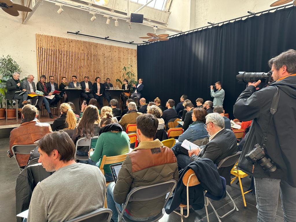 Ce matin à Lyon aux côtés des Maires et Président de Métropole écologistes pour un point d'étape à mi-mandat.

Mobilité, logement, végétalisation, culture, solidarités, démocratie… les écologistes au pouvoir, ça fonctionne 🌻

Et ça change la vie de millions de gens !