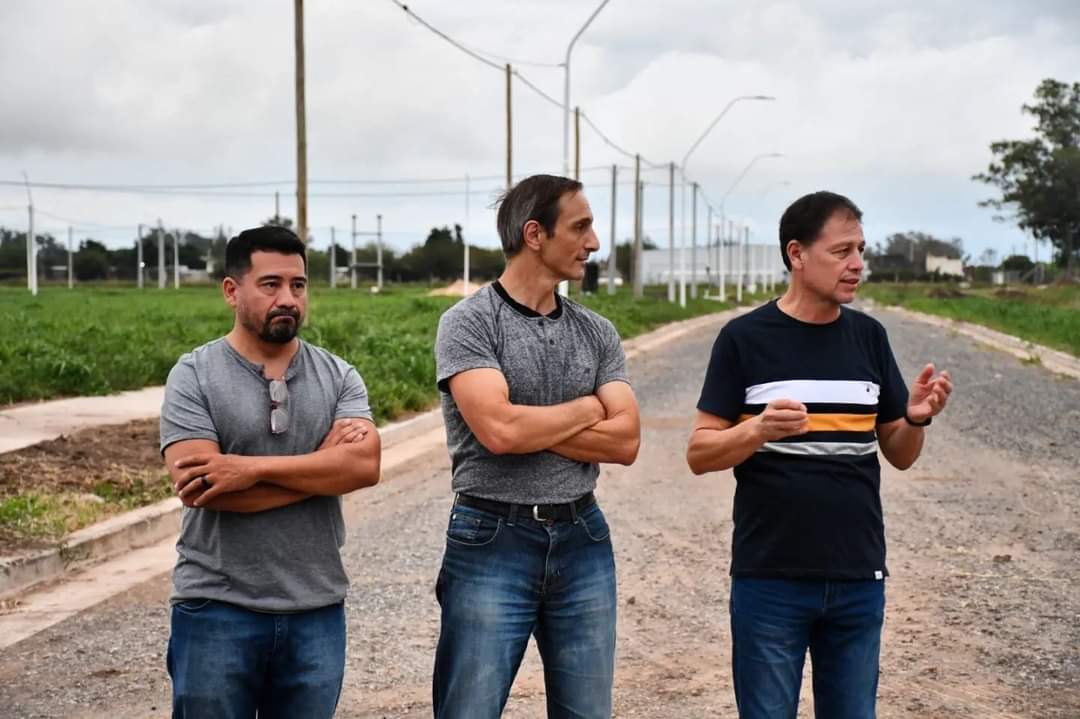 MuniSunchales's tweet photo. 🏘 ¡Nos reunimos con los beneficiarios del Sunchalote 1, 2 y 3 para informales sobre el importante progreso de las obras! 

🖐Este proyecto es una muestra del compromiso del gobierno local con la comunidad sunchalense y estamos orgullosos de poder hacer realidad sus sueños. https://t.co/bShSNQG3o3
