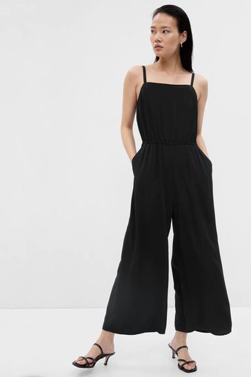 UKGap's tweet image. *Trending now* 

Jumpsuits for day, jumpsuits for evening. 

Find yourself a new fave. 

Shop them here: bit.ly/3zA2c8Q
