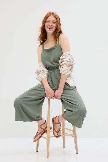 UKGap's tweet image. *Trending now* 

Jumpsuits for day, jumpsuits for evening. 

Find yourself a new fave. 

Shop them here: bit.ly/3zA2c8Q