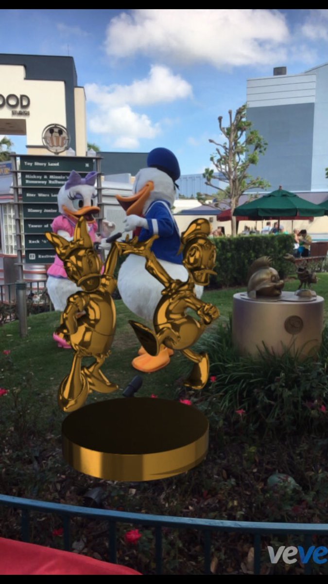 Donald and Daisy @WaltDisneyWorld @DisneyParks #goldenmoments #Disney100 @veve_official 🤩