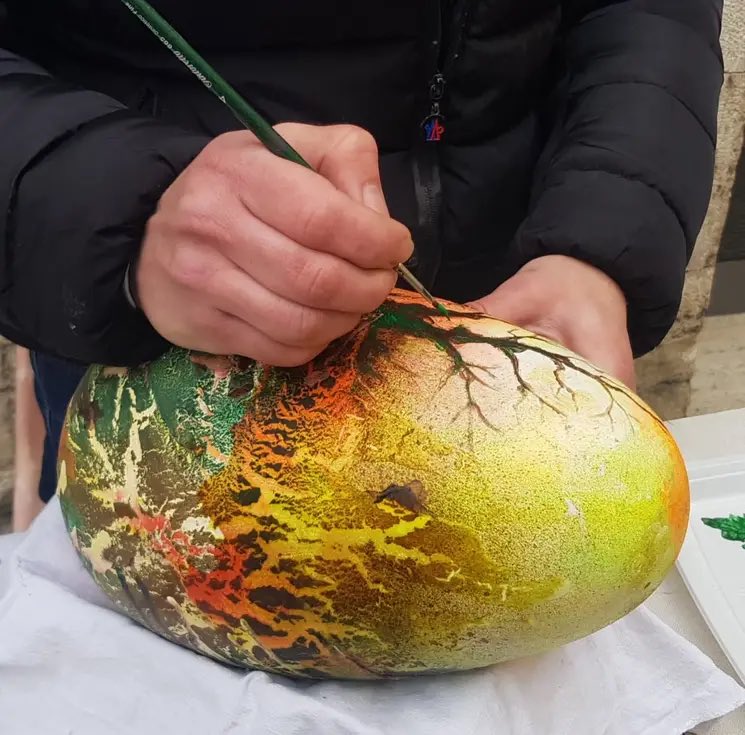 𝙇’𝙐𝙤𝙫𝙤 𝙙’𝘼𝙧𝙩𝙞𝙨𝙩𝙖
80 pittori dall’Italia e dall’estero dipingeranno "Uova" di ceramica prodotteo dai Mastri ceramisti di #Deruta 
Una #estemporanea d’ #arte lungo le vie e nelle piazze del centro storico di #Perugia!
🟡Appuntamento 7/8 aprile dalle ore 10 alle 18