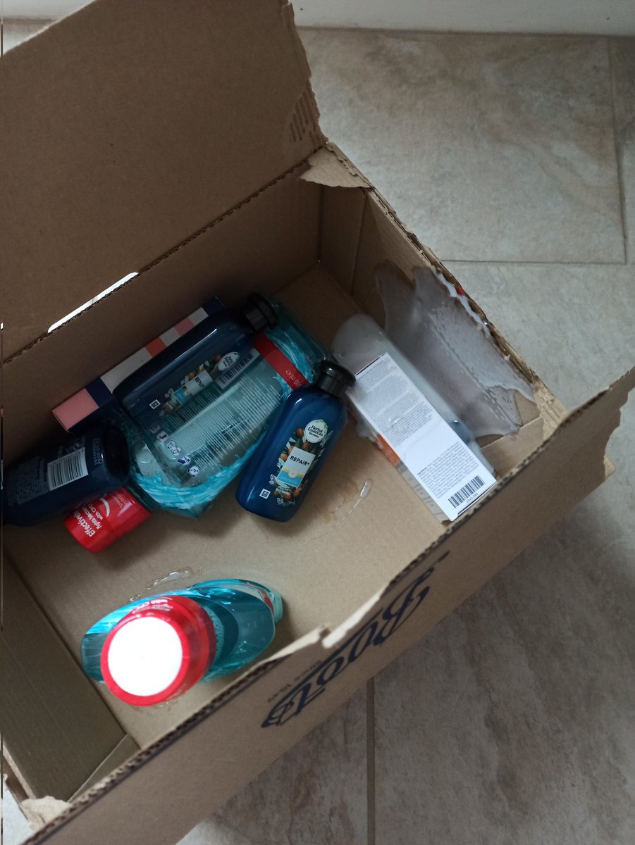 Suwen_He's tweet photo. Extremely disappointed at @BootsUK packaging - there's no protection inside the box, one item broke and leaked, which caused a great mess!! This is not the first time I have such problem. Why can't you put proper protection??
#badpackaging #boots https://t.co/SHsDXluJwH