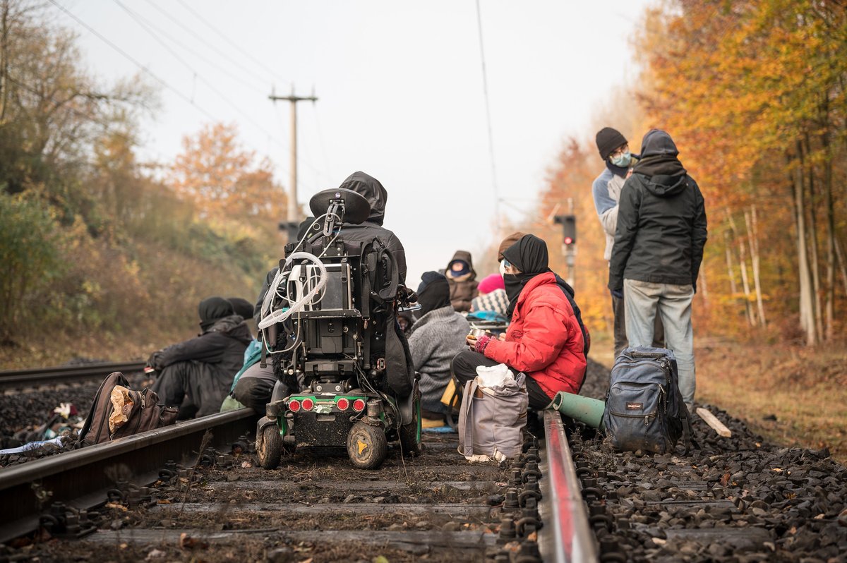 AlleDoerfer's tweet image. #BlockNeurath: eine besondere Kohle-Aktion
✊ Das Kraftwerk fuhr runter
🧑‍🦼 2 Menschen blockierten mit ihren Rollis

Nun wurde eine Person dafür zu 9 Monaten Haft verurteilt. Wir hoffen auf die Berufung, Klimaschutz ist kein Verbrechen! Solidarität mit @BlockNeurath!
📷 @Ti_Wag