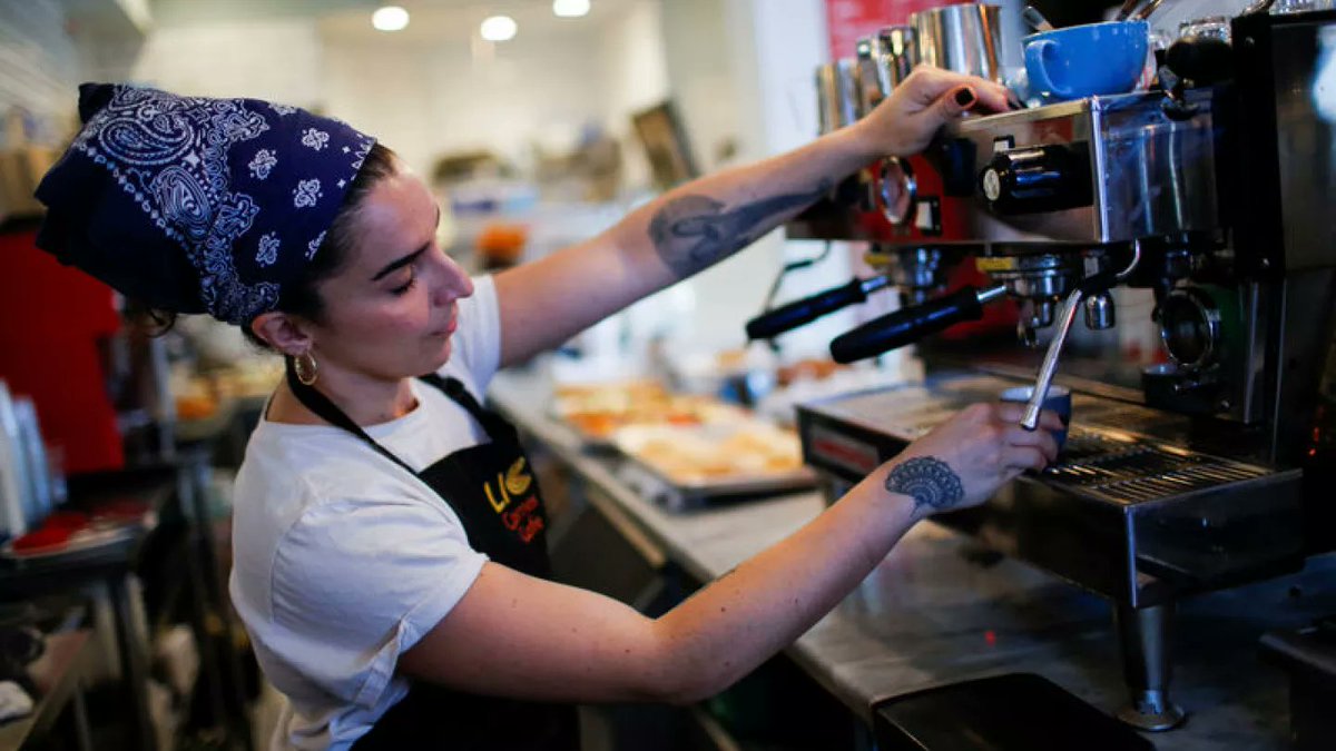 رشد بخش خدمات #ایالات_متحده در ماه مارس بیش از حد انتظار کاهش یافته است

رشد فعالیت های تجاری در بخش خدمات در ایالات متحده در ماه مارس بیش از حد انتظار کاهش یافت، در حالی که فشار قیمت ها نشانه هایی از کاهش و سرعت سفارش های جدید را نشان داد.

شاخص بخش غیر تولیدی ISM در ماه مارس به