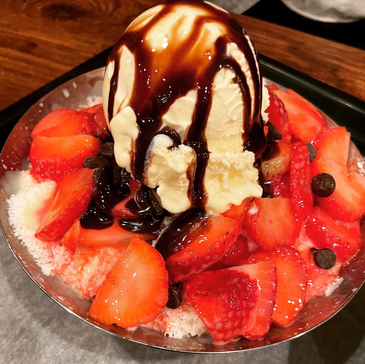 CFoodwaves's tweet photo. It’s getting warmer…which means it’s bingsoo (shaved ice) weather! Would you choose mango or strawberry? #bingsoo #mango #strawberry #shavedice #망고빙수 #딸기빙수 #dessert #korean #cafe #chicago #bakery #foodie #foodblogger #communityfoodwaves https://t.co/NQcgk6XM3X