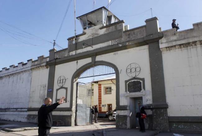 Ayer, un grupo de personas ingresó al penal de Villa Urquiza a hacer una visita. Una vez adentro, revelaron su verdadera identidad: eran agentes de la Policía de Seguridad Aeroportuaria y venían a buscar a un preso. Y un teléfono. Es el comienzo de esta increíble historia