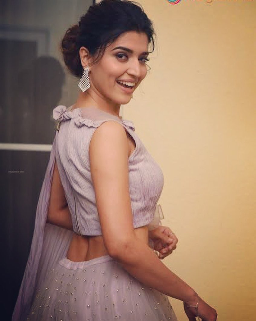 ChitraShuklaOff's tweet image. Smile 😊 #chitrashukla