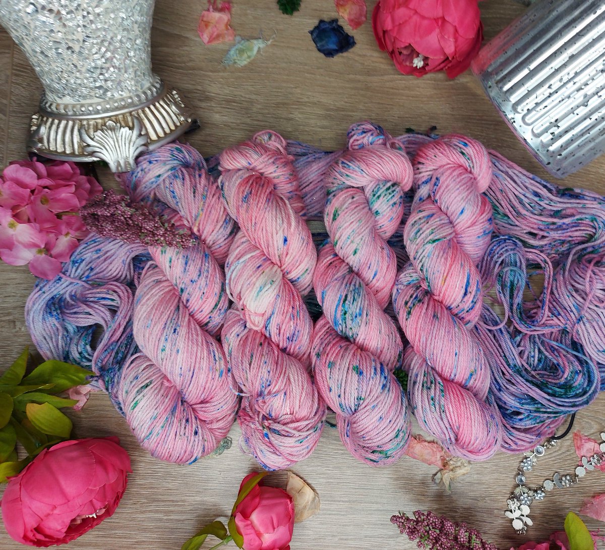 ISASaxonists's tweet image. Midweek yarn eyecandy. I&apos;m delighted that people are ordering #RepublicOfYarnia&apos;s latest colorway called &quot;Balthazar&apos;s Gift 2&quot;. I love the sparkle in it. It&apos;s just the right amount of bling. Check out more yarn porn &amp;amp; deals on IG &amp;amp; you can find this &amp;amp; other colorways on Etsy.