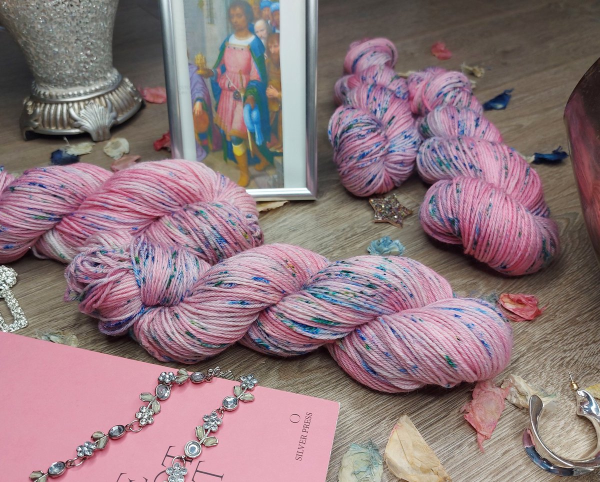 ISASaxonists's tweet image. Midweek yarn eyecandy. I&apos;m delighted that people are ordering #RepublicOfYarnia&apos;s latest colorway called &quot;Balthazar&apos;s Gift 2&quot;. I love the sparkle in it. It&apos;s just the right amount of bling. Check out more yarn porn &amp;amp; deals on IG &amp;amp; you can find this &amp;amp; other colorways on Etsy.