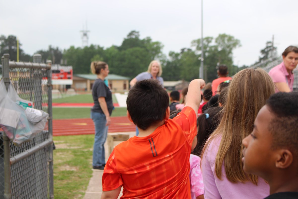 ClevelandISDTX's tweet image. It's been a fun week for our perfect attendance winners at Eastside! They got to see Principal Skinner kiss a goat on Monday, then have a great #FieldFun event at CHS this morning! So much fun! #AttendanceMatters #theClevelandISDway
