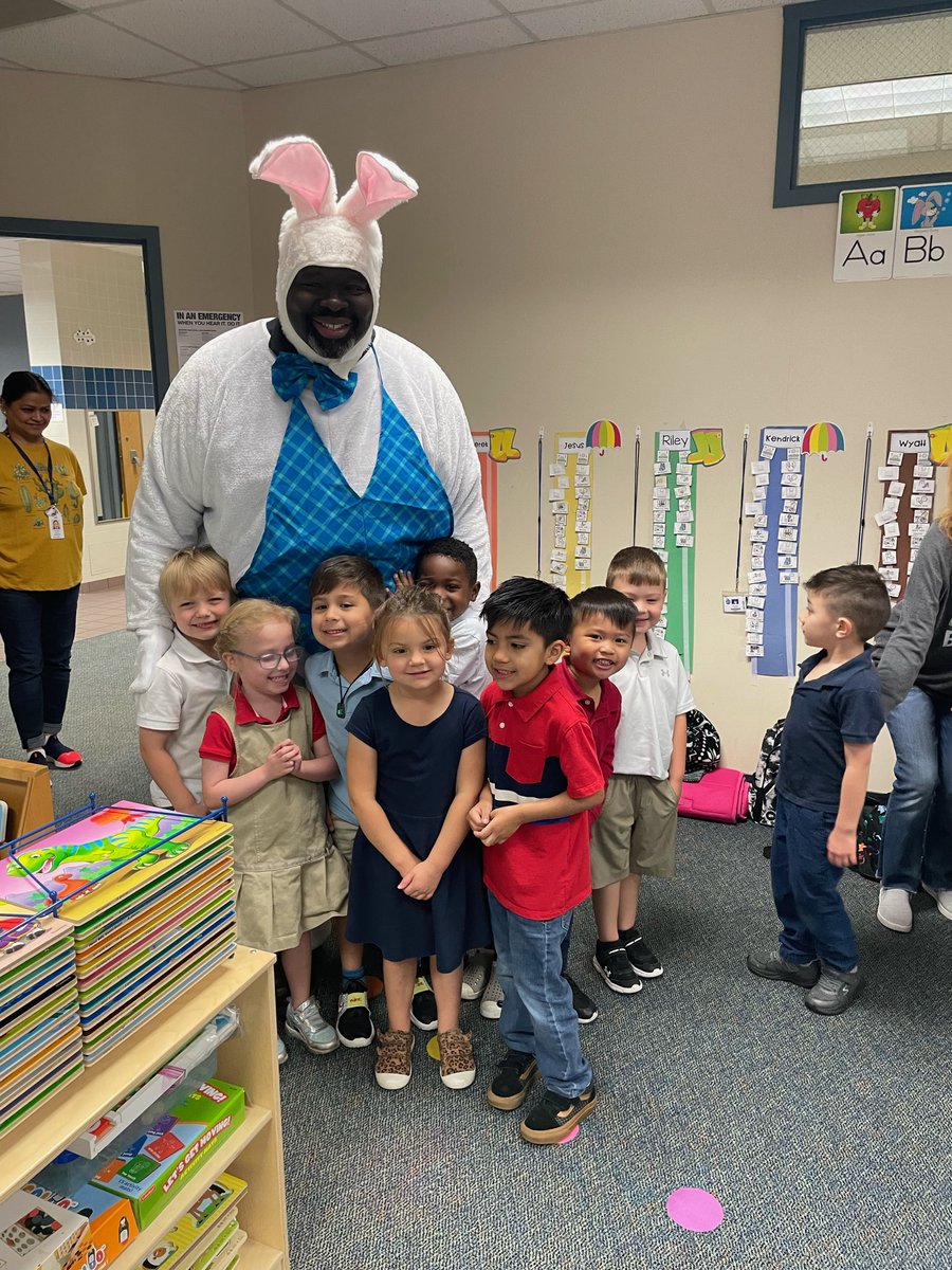 LamarCISD's tweet image. Ahead of the #SpringHoliday this Friday, the Easter bunny visited several campuses today. He has a lot in common with @Dr_RNivens such as enjoying chocolate cake, going on long hops, and making sure student success is fun🐰 #LamarCISDProud