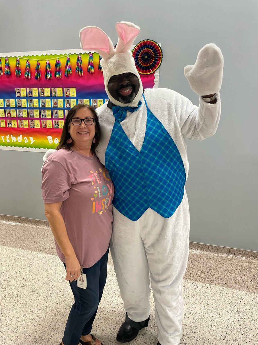 LamarCISD's tweet image. Ahead of the #SpringHoliday this Friday, the Easter bunny visited several campuses today. He has a lot in common with @Dr_RNivens such as enjoying chocolate cake, going on long hops, and making sure student success is fun🐰 #LamarCISDProud