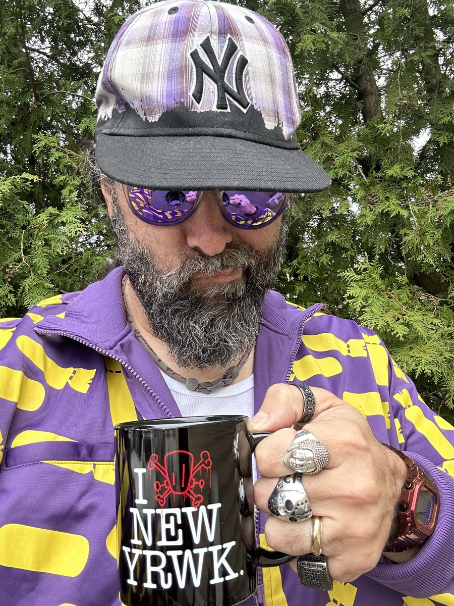 mattyrock2k's tweet photo. Howdy peeps. Much love and happy third Monday. Lots of coffee and this dope coffee cup by @chrisRWK will keep me going strong! #love #happy #coffee #robotswillkill #huskyaquaman #ruizing #selfie #yankees #selfie #me https://t.co/DQw10cijIU