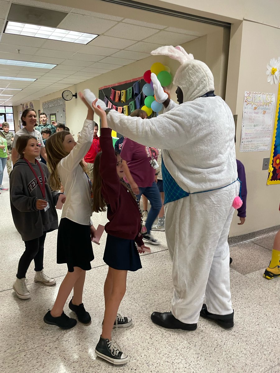 LamarCISD's tweet image. Ahead of the #SpringHoliday this Friday, the Easter bunny visited several campuses today. He has a lot in common with @Dr_RNivens such as enjoying chocolate cake, going on long hops, and making sure student success is fun🐰 #LamarCISDProud
