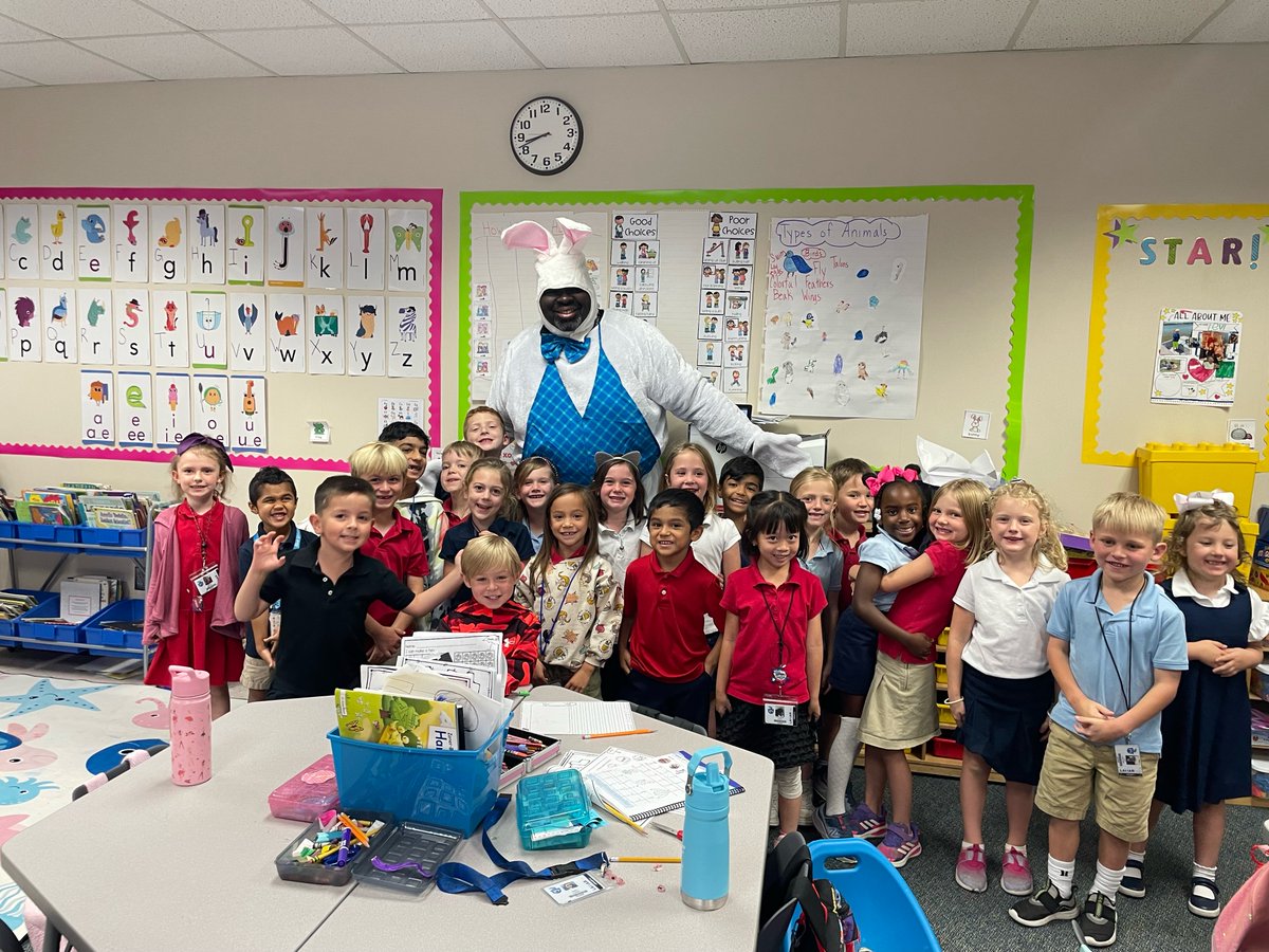 LamarCISD's tweet image. Ahead of the #SpringHoliday this Friday, the Easter bunny visited several campuses today. He has a lot in common with @Dr_RNivens such as enjoying chocolate cake, going on long hops, and making sure student success is fun🐰 #LamarCISDProud