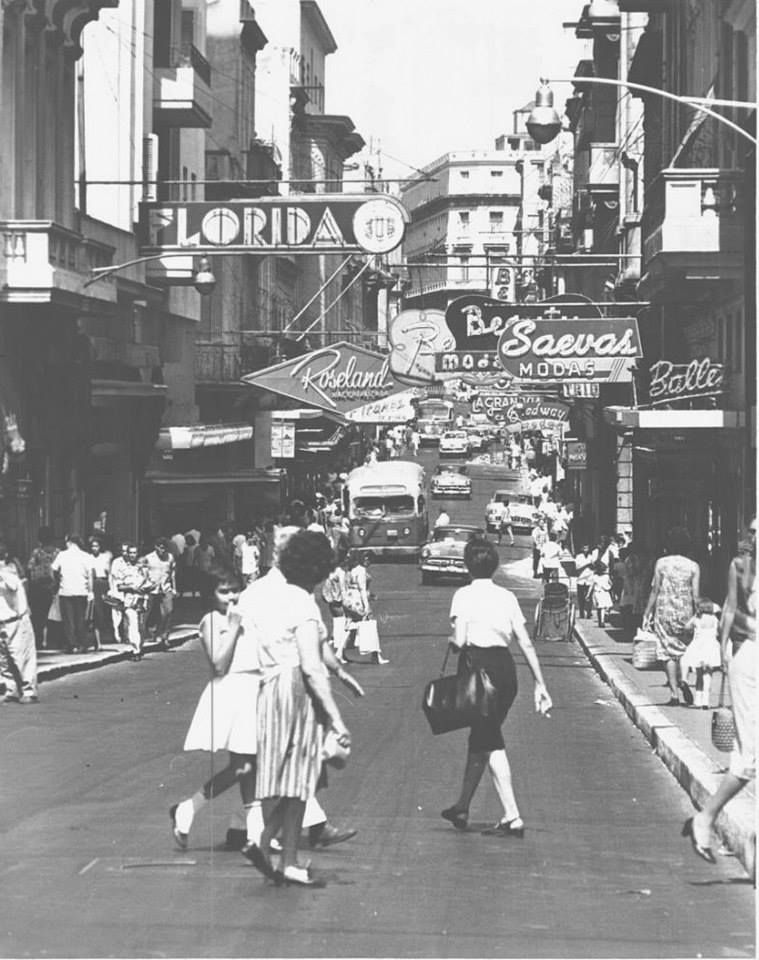 CubaOrtografia's tweet photo. #DatosSinMuela - LO QUE NO TE CUENTAN LOS COMUNISTAS. De los 161 ingenios o fábricas de azúcar existentes en la Isla hasta 1958, 121 eran de propietarios cubanos, 36 de norteamericanos, 3 de españoles y uno de administradores franceses. Los cubanos controlaban el 62,13 % de la producción azucarera total. 

El capital norteamericano invertido en Cuba representaba el 8 % del valor estimado de la economía de la Isla. ¿Entonces? Cuba era de los cubanos y para los cubanos, muy a pesar de las diferencias existentes entre distintos grupos sociales.

En el boletín del Departamento de Agricultura de los Estados Unidos, «Foreign Agriculture Economics», del 23 de marzo de 1962, se dice lo siguiente: 

«En 1958, Cuba era el mayor exportador, en una base per cápita, de productos agrícolas en Latinoamérica y el segundo mayor importador. Los alimentos producidos localmente y los importados hacían del pueblo de Cuba uno de los mejores alimentados en Latinoamérica. Ese año, los Estados Unidos proporcionaron las tres cuartas partes de las importaciones de Cuba. Cuba, por muchos años, fue nuestro mejor mercado en Latinoamérica para productos agrícolas».

En 1958, mientras la inflación en Estados Unidos era de 19,2 %, en Cuba se mantenía en 1,4 %. Uruguay registraba 9,1 % y México 7,8 %. 

Earl E. T. Smith, que fue Embajador de los Estados Unidos en Cuba cuando el terrorismo rojo conspiraba contra el auge económico-social, dijo lo siguiente en su libro «The Fourth Floor»:

«El público americano fue conducido a creer, a través de la propaganda, que los problemas básicos de Cuba eran económicos y sociales. Esto no es cierto. El problema básico era político. El mejor año económico en la historia de Cuba fue 1957. El nivel de vida de Cuba alcanzó su máximo lugar entre los países latinoamericanos».