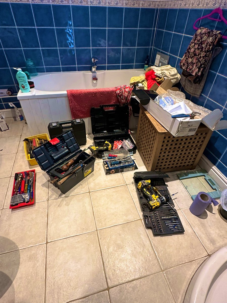 DuncanGiddens's tweet photo. You know the one about a ‘small’ DIY job? This replacement of a shower rail and hose should have taken an hour max, but it took all afternoon … there is no such thing as a “small job” 🤣🤣🤣
And the tools it needed …🔨🔧🪛🧰😜
#DIY #SmallJob #Toolshed #Shower https://t.co/bvO8RKDpZU