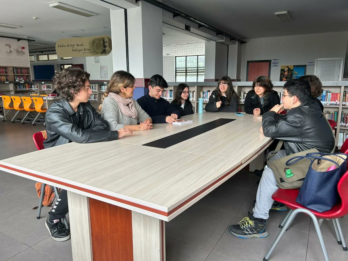 Türk Dili ve Edebiyatı öğretmenimiz Burcu Öztürk'ün organize ettiği Yaratıcı Yazarlık Kulübü; “İstanbul’u Okuyorum” projesi kapsamında düzenlenen "Okuyorum, Yorumluyorum" etkinliklerinde bu ay "İnsanlığımı Yitirirken" adlı kitabı okuyup değerlendirdi.