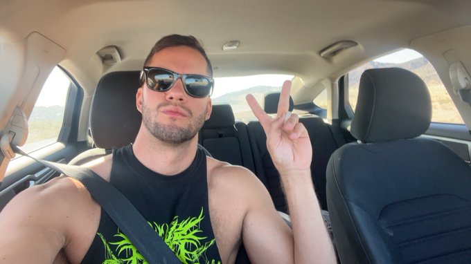 Back in LA 🌆 https://t.co/WLLBF8xEJl