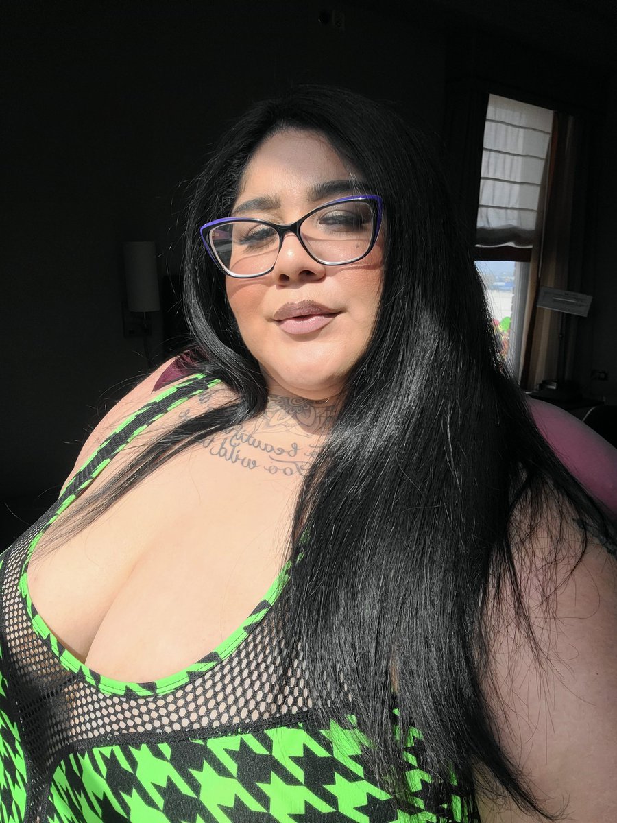 Crystal Blue 420 on Twitter: "RT @crystalbluexxx: If looks could killllll"