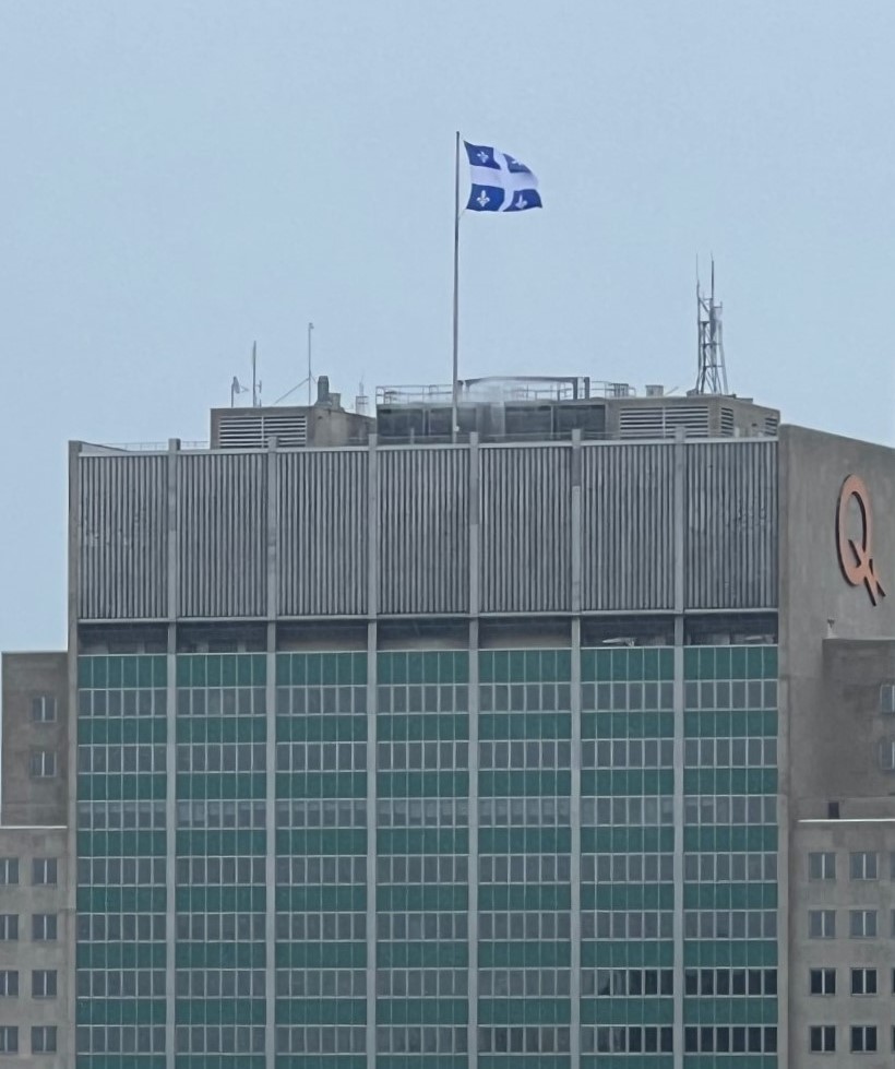 Vents, rafales et pluie verglaçante, les parapluies r'virent à l'envers.  

Le drapeau du Québec se fait brasser sur la tour d'Hydro-Québec avec du vent du Nord-Est de 43 km/h et des rafales de 57 km/h.  

#LAGRC #Mtl 2023-04-05  12H50
CR. PH.: David Turbis #DTLG (avec iphone 13)