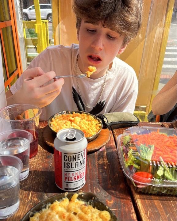 It may not be sunshine-y today but still a great day to feed your belly with some S’MAC!! 🧡

#cheesygoodness #comfortfood #castironcooking #macandcheese #yumcity #teenagerapproved