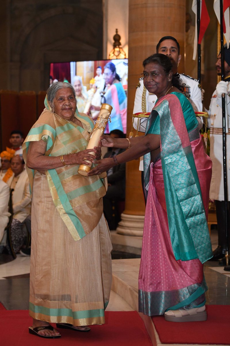 Rohitjhabjp's tweet photo. President Droupadi Murmu presents Padma Shri to Smt Subhadra Devi for Art. She is known as the Mother of the #Madhubani Papier Mache Art, a craft where waste paper is used to make utility and decorative items.
@BJP4Bihar @BJP4India
#SubhadraDevi #PadmaShri2023 https://t.co/OvQydVYpGT