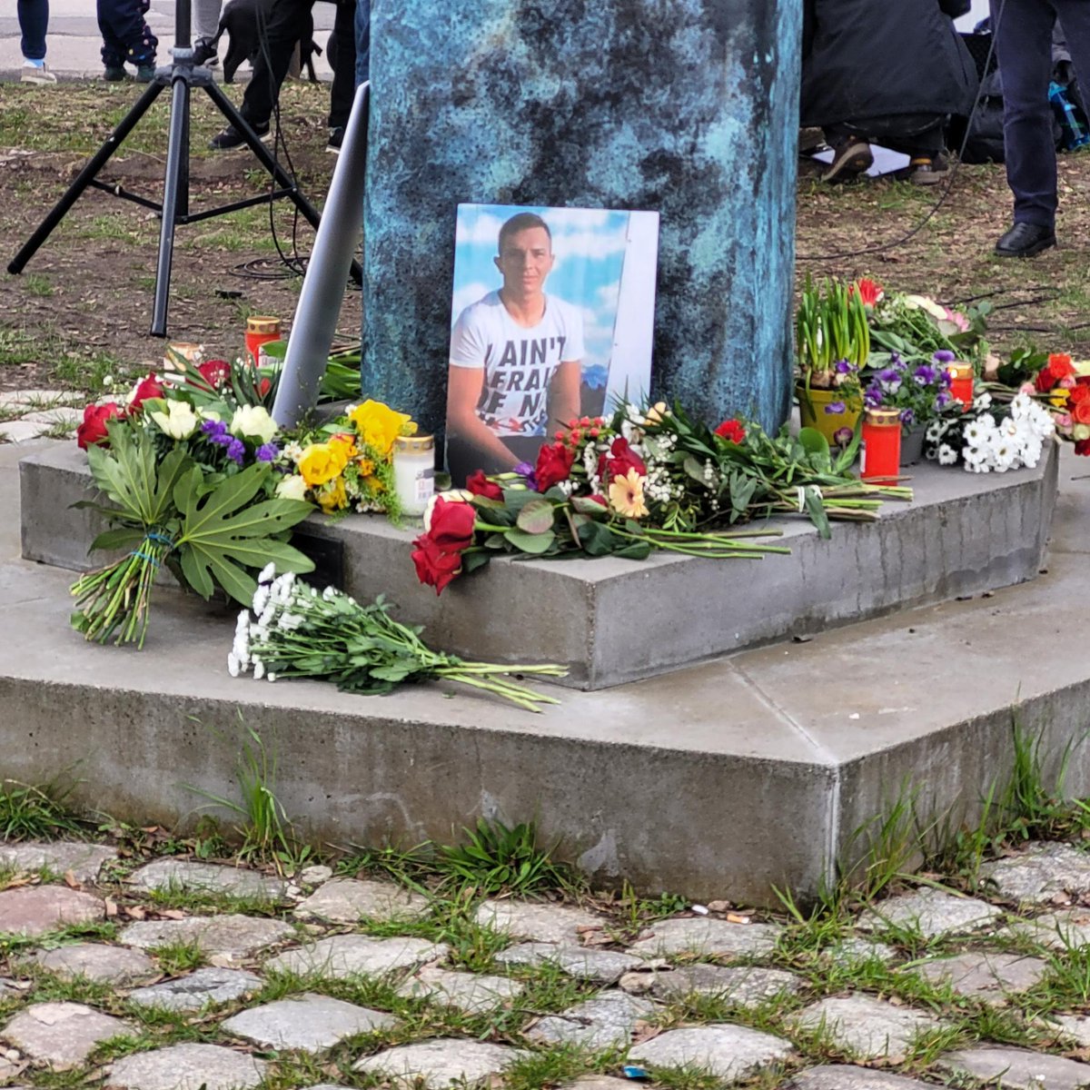 Am 5. April 2012 wurde #BurakBektaş erschossen. Auf offener Straße, mitten in #Neukölln. Seine Ermordung ist bis heute nicht aufgeklärt.
Heute erinnern wir an Ihn und fordern Aufklärung ein! #NeuköllnKomplex 
#PUAnk