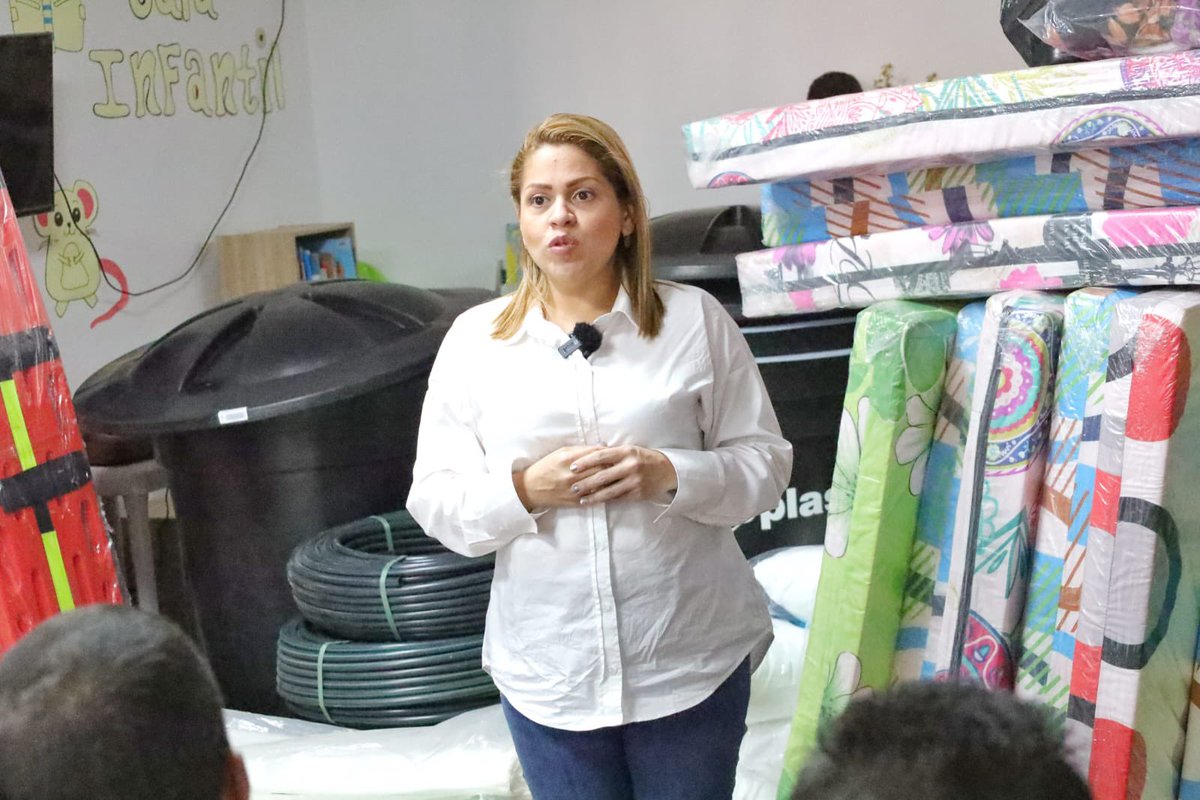 🏔️#Herveo
explicamos a los líderes comunitarios cómo funciona el Kit del Primer Respondiente, sus elementos y en qué consiste la estrategia, la cual es vital para ayudar a salvar vidas ante una posible emergencia por erupción del Nevado del Ruíz
#ElTolimaNosUne
#EnElTerritorio