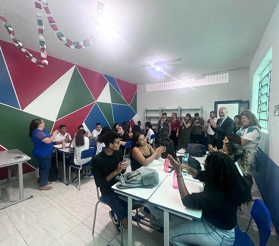Italy in Rio (@italianorio) on Twitter photo Hoje o Cônsul Geral Massimiliano Iacchini e o dr. Riccardo Scafati, do <a href="/iicrio/">IIC Rio 🇮🇹</a> , visitaram a Escola Intercultural com o ensino de italiano, CEROF - Colégio Estatual Rodrigo Otavio Filho, liderada pela diretora Tatiana Rangel.
Entusiasmo e paixão pela língua e cultura 🇮🇹! Hoje o Cônsul Geral Massimiliano Iacchini e o dr. Riccardo Scafati, do <a href="/iicrio/">IIC Rio 🇮🇹</a> , visitaram a Escola Intercultural com o ensino de italiano, CEROF - Colégio Estatual Rodrigo Otavio Filho, liderada pela diretora Tatiana Rangel.
Entusiasmo e paixão pela língua e cultura 🇮🇹!
