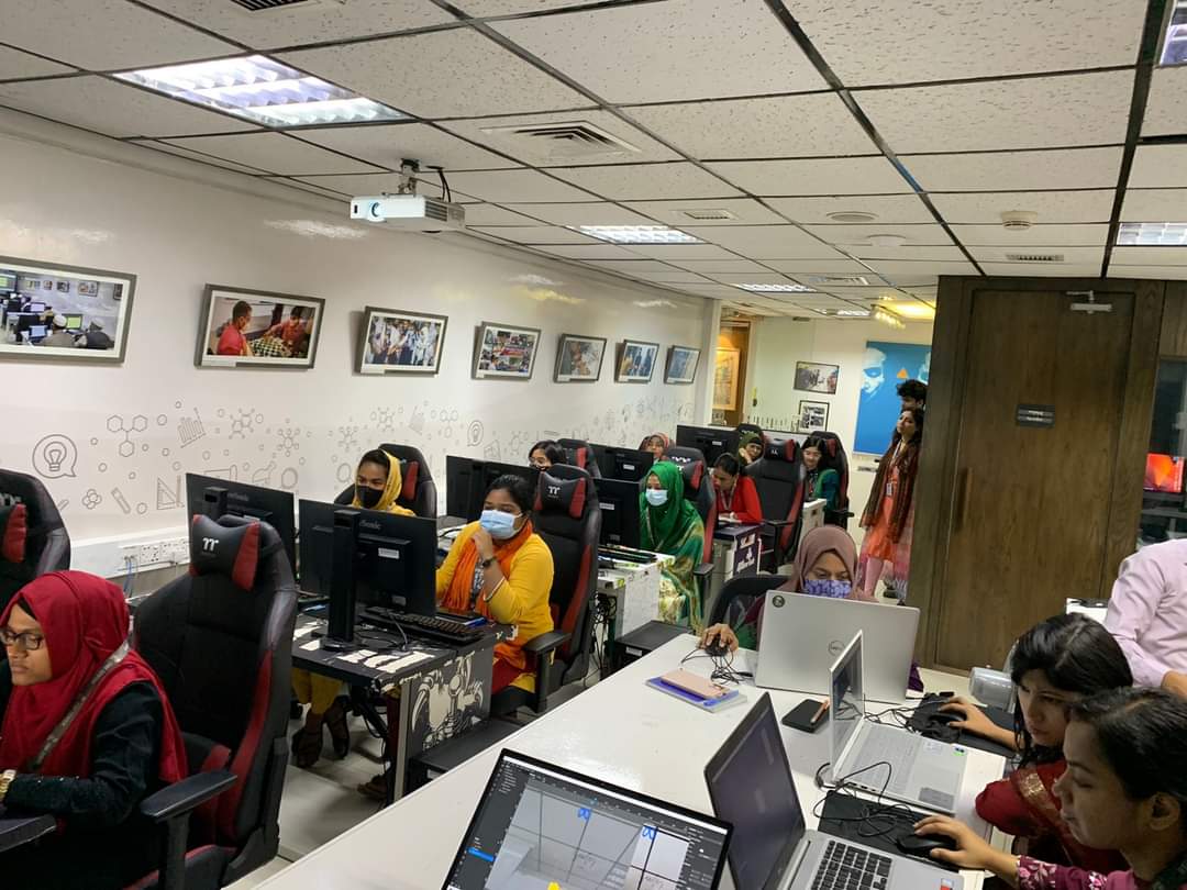 meemrisat's tweet photo. #AugmentedReality is the dynamic direction that I think is far more interesting and promising #technology  

@EMKCenter

#workshop on #AR_development 

#Prenuerlab
#Metaspark
#Icancode
#sparkAR https://t.co/wW1MSiPbry