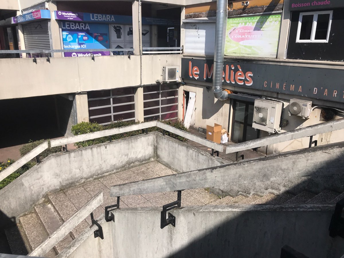 Un homme tabassé à mort par un groupe au Triolo, à #VilleneuveDAscq
vdn.lv/Af5ujU