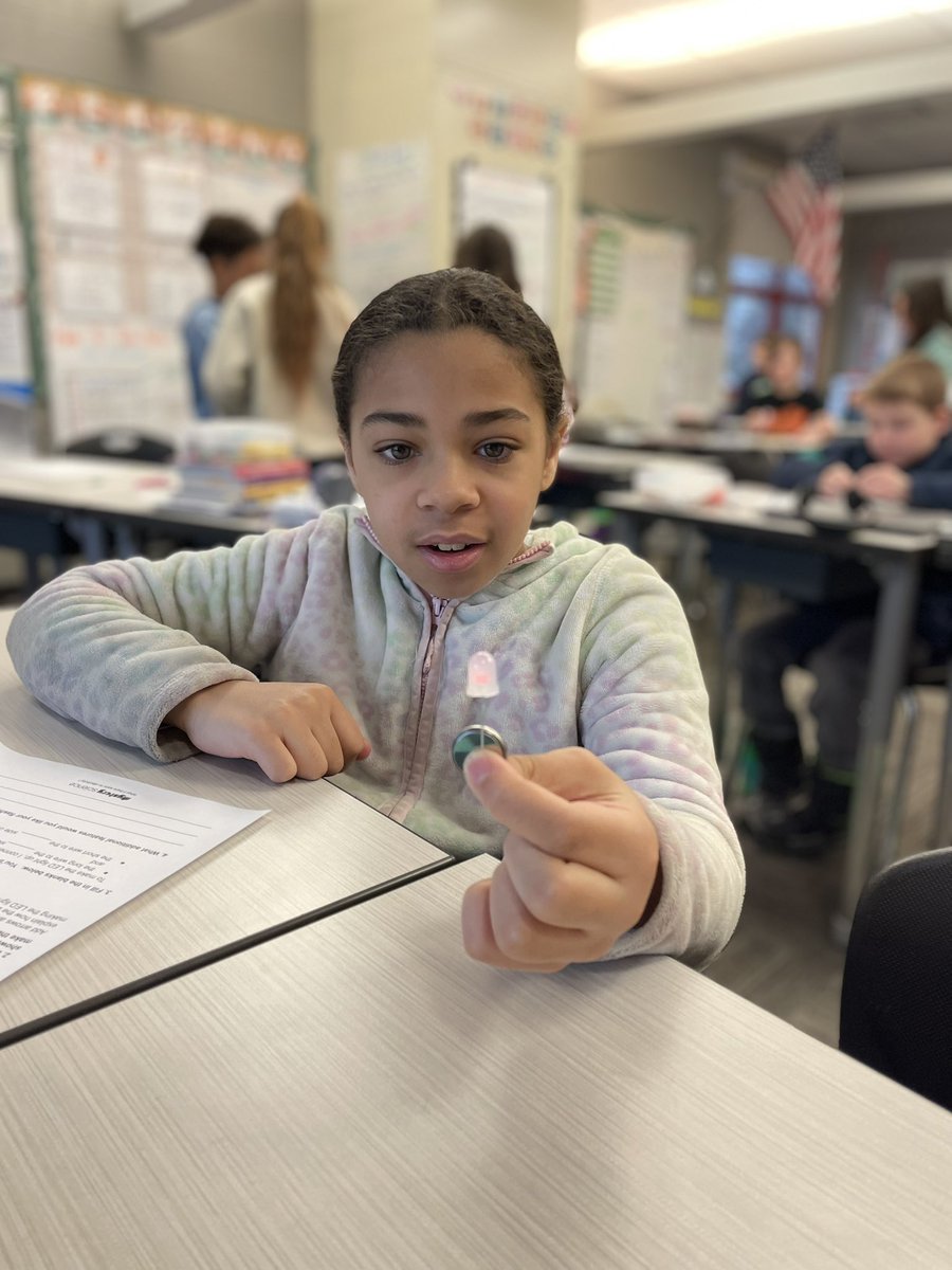 Mrs_Foxsays's tweet image. #flashlightfriday was made possible by electrical energy! We used some previous knowledge of circuits to create a flashlight and some students figured out how to make a switch! #elementaryscience #learnthroughdoing #energy #electricty @ElsieRogersES @PHMschools