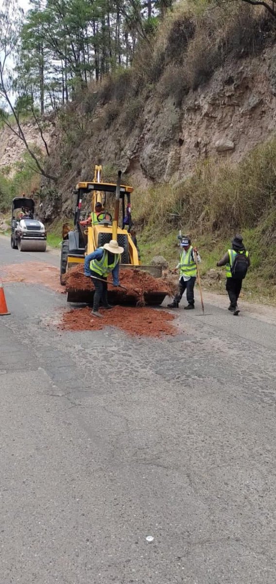 alpechohn's tweet photo. NUEVA MANERA DE REPARAR BACHES. NI EN EUROPA SE HABIA VISTO ESTA TECNOLOGÍA. @HCHTelevDigital @HoyMismoTSI https://t.co/JuCXFBM3ep