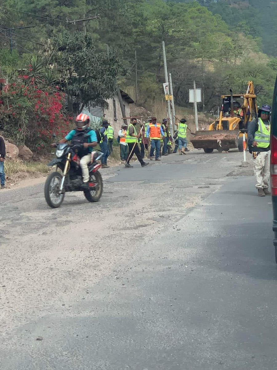 alpechohn's tweet photo. NUEVA MANERA DE REPARAR BACHES. NI EN EUROPA SE HABIA VISTO ESTA TECNOLOGÍA. @HCHTelevDigital @HoyMismoTSI https://t.co/JuCXFBM3ep