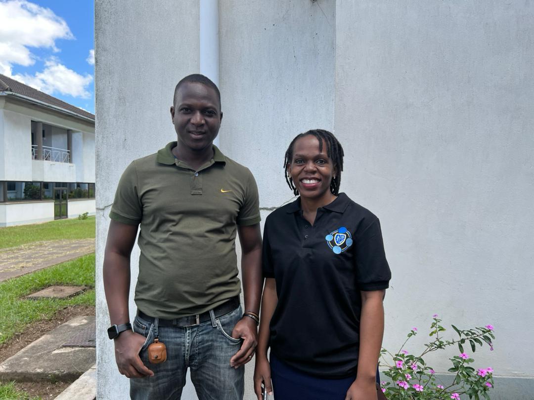 The two have discovered themselves at Kamuzu University of Health Sciences @KUHeS_mw in Blantyre Malawi. They happen to share a PhD supervisor & are both @univofstandrews students. @winterzie @RitahNakibon @Infection_StAnd @StAndMedicine @GCRFstandrews @derekjsloan @bernieaohare