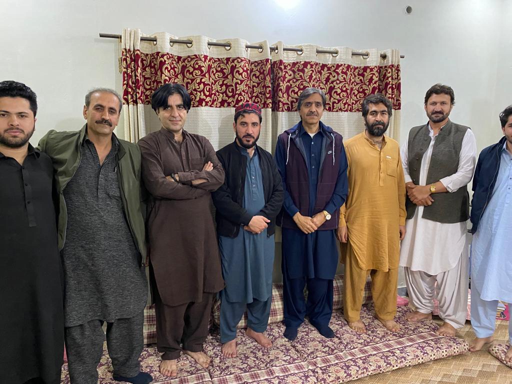 TuriNaeem's tweet photo. چه د زړه کور ته دې راشي پرواه نشته

اې خاطره! خاطر تل د مېلمنو شي

خاطر ارواښاد

نن مې  منظور پشتېن سره د درنو ملګرو مېلمه وو، د ټولو کور ودان او مننه🌷🕊️ https://t.co/YFIu6vZtwv
