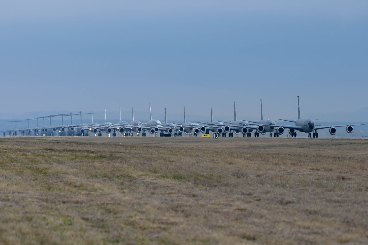 𝐌𝐨𝐛𝐢𝐥𝐢𝐭𝐲 𝐚𝐢𝐫 𝐩𝐨𝐰𝐞𝐫 𝐨𝐧 𝐟𝐮𝐥𝐥 𝐝𝐢𝐬𝐩𝐥𝐚𝐲 💪🛫 Airmen from the 97th Air Mobility Wing conducted a large force exercise this morning, evacuating 20 aircraft as part of a severe weather exercise at Altus Air Force Base. altus.af.mil/News/Article/3…