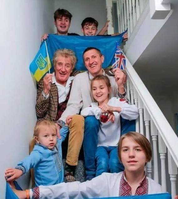 NaziDemolisher's tweet photo. Kudos to Rod Stewart who welcomes a family of Ukrainian refugees in his house. https://t.co/t5uBsOeEDJ