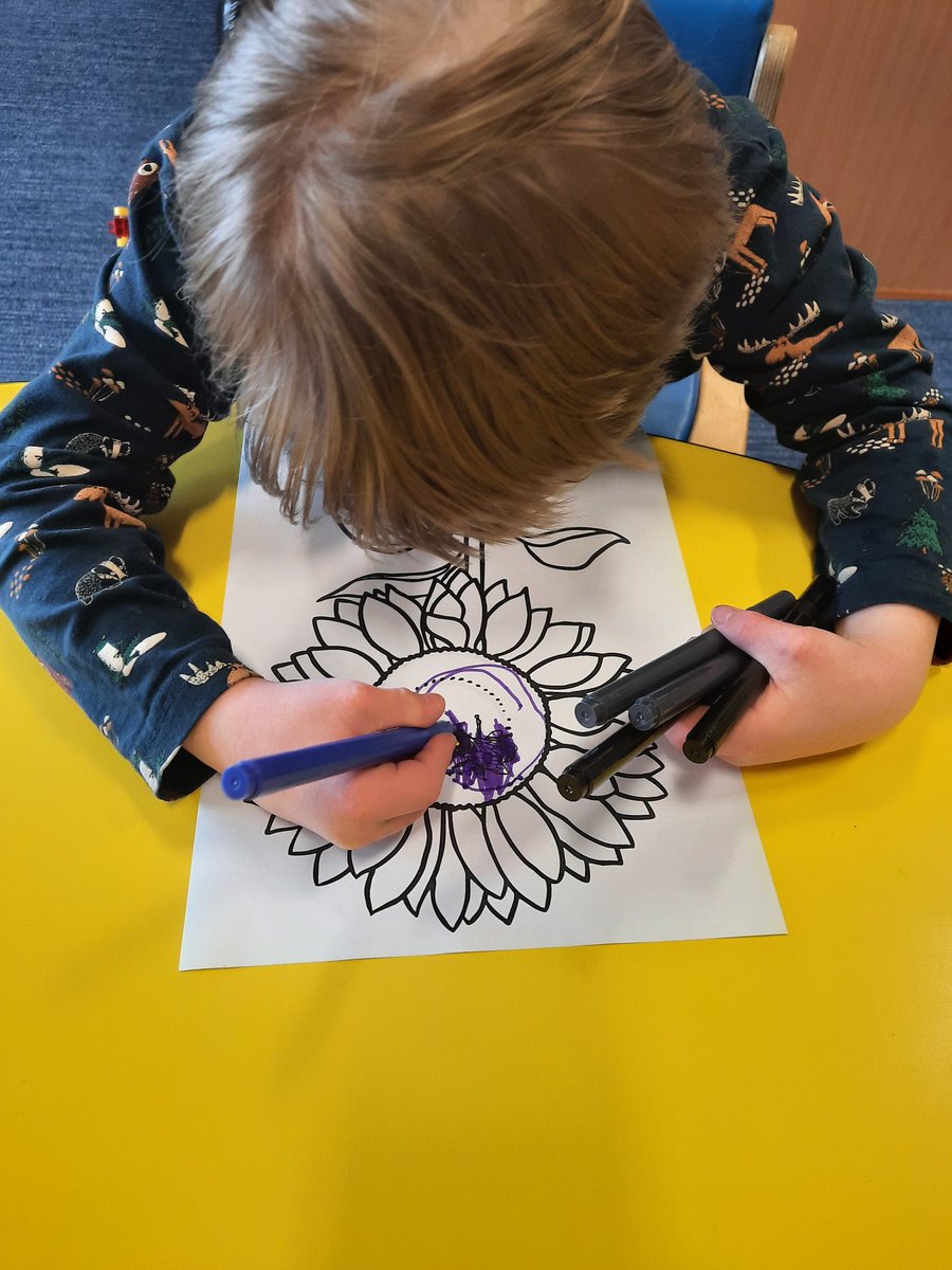 Room 2 designing our sunflowers as part of our #WDSD2023 activities. @HareleeshillPS #itsSLC