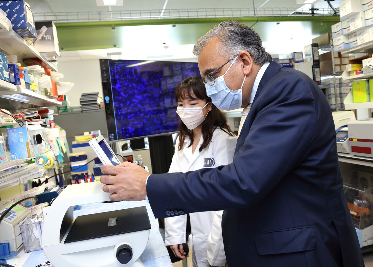 #NIH had the opportunity to host Dr. Ashish Jha, @WHCOVIDResponse coordinator, on the NIH Bethesda campus. He visited the @NIAIDNews Vaccine Research Center and @NIHClinicalCntr and heard about neutrophils in autoimmune disorders from an @NIH_NIAMS postbac.