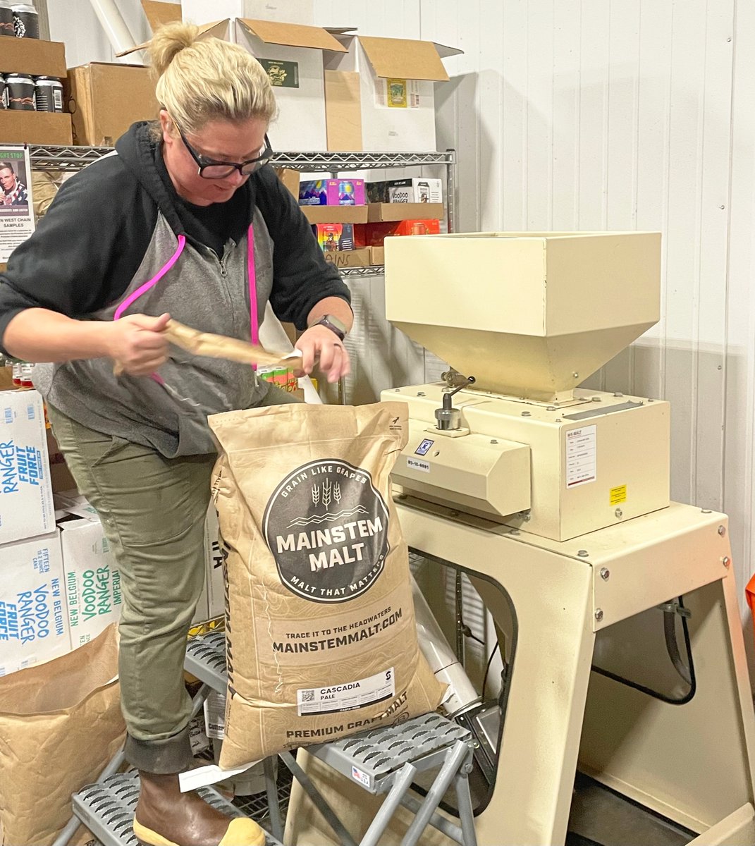 MainstemMalt's tweet photo. Big ups to @newbelgium for sending in this πΈof Kelly McKnight (Lead R&D Brewer), milling in some Mainstem.
Her @SalmonSafe IPA will make its way to @HopworksBeer (Portland, OR) for the Salmon-Safe IPA Fest on April 22nd.
#madewithmainstem #salmonsafe #dryfarmed #craftmalt https://t.co/zbxhBn59KD