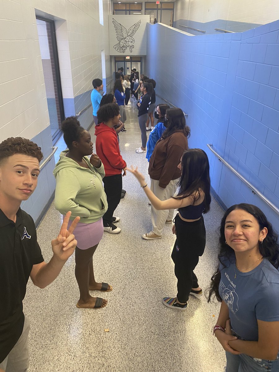 A little ice breaker at Gloer University’s Orientation! Getting our seniors ready for college and life! “Classes” start Monday! #thisisavid <a href="/HCPS_AVID/">HCPS_AVID</a> #gloeruniversity #jointhehunt <a href="/Armwood_HS/">Armwood High School</a>