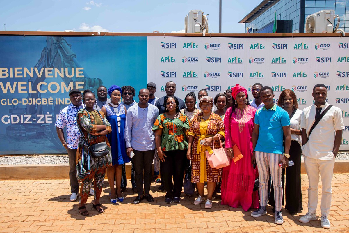 safeonelive's tweet photo. Visite d'une industrie textile de la zone industrielle de Glo-Djigbé ce jeudi 23 mars par un groupe d'acteurs des différentes chaînes de valeur du secteur textile au Bénin. Visite organisée par la @AfDB_Group https://t.co/1MPSjFGKZa