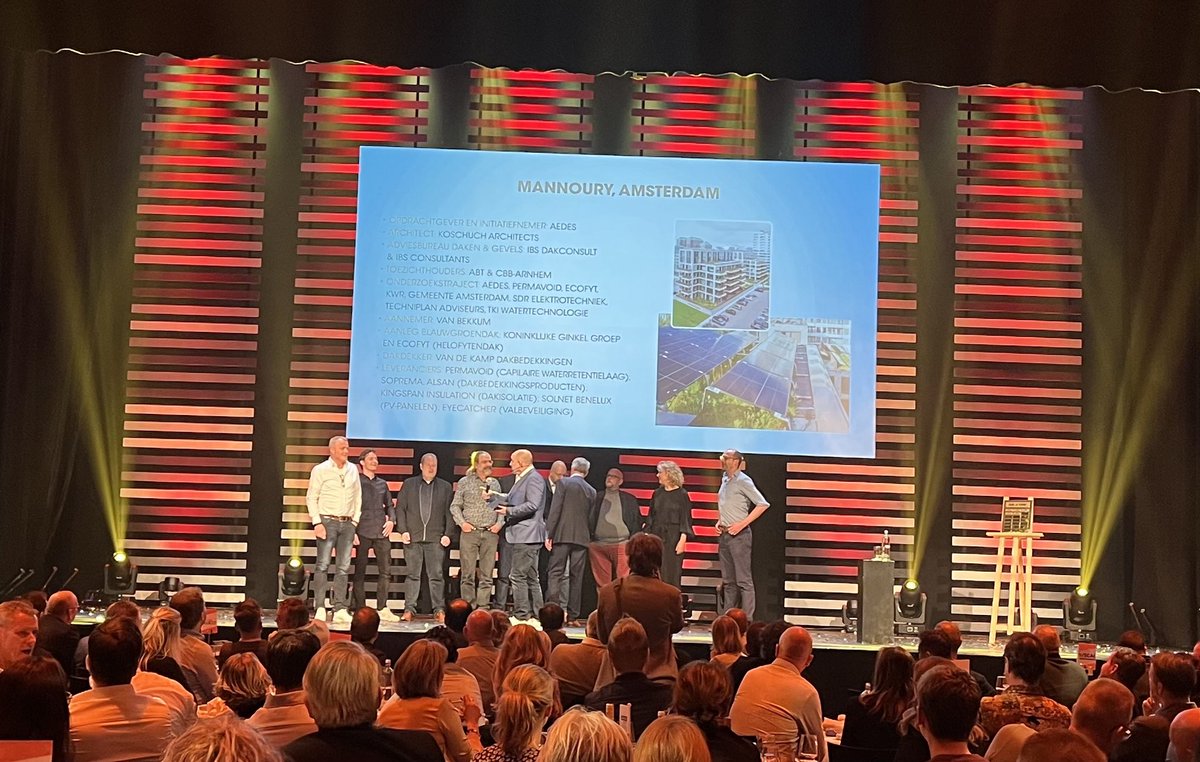Het gebouw Mannoury te Amsterdam wint dak van het jaar verkiezing op ⁦<a href="/dakvanhetjaar/">Dak van het Jaar</a>⁩ gala. Natuurlijk een aannnemer met het kwaliteitskeurmerk van ⁦<a href="/groenkeur/">Groenkeur, duurzame kwaliteit</a>⁩ de ⁦<a href="/ginkelgroep/">Ginkel Groep</a>⁩ uit Veenendaal. #dakbegroener #groenkeur ⁦<a href="/Optigrun/">OPTIGRUN GREENROOFS</a>⁩ #spotthegreentie
