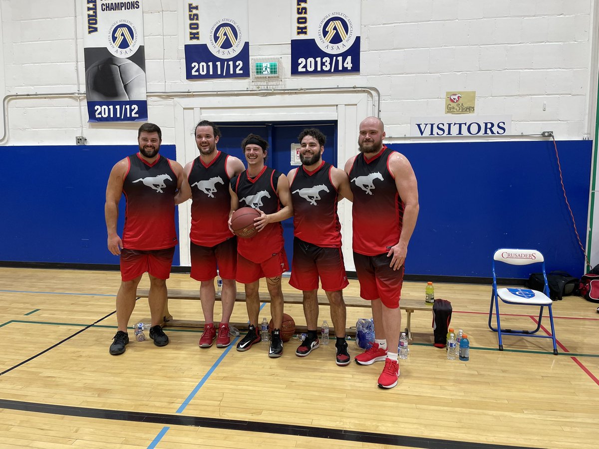 calstampeders's tweet photo. Shooting some hoops and signing autographs at Clear Water Academy 🏀✍️ https://t.co/frlNvnKDAV